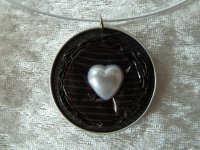 Anhänger braun mit Herz + weiße Kette