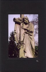 Trauernde mit Kreuz